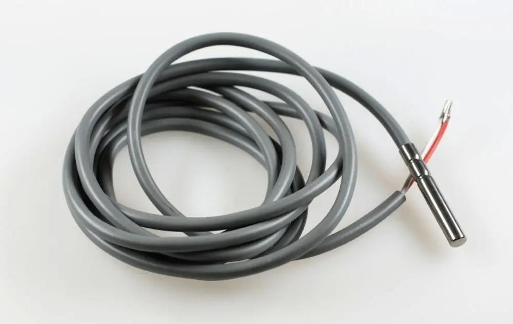 Graue Temperatursensor-Sonde mit einem Edelstahlanschluss und zwei elektrischen Leitungen, geeignet für verschiedene Anwendungen, unter anderem von Remko.