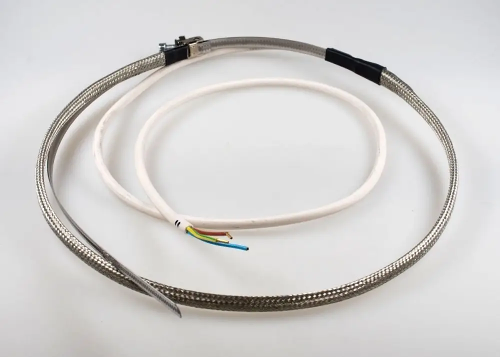Remko Heizkomponente mit einem flexiblen, geschützten Kabel und farblich codierten Drähten zur Stromversorgung, ideal für die Verwendung in Heizsystemen.