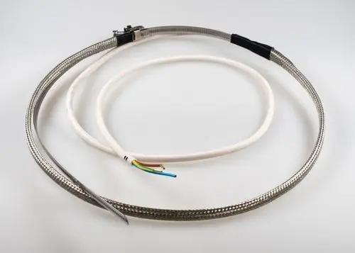 Remko Heizkomponente mit einem flexiblen, geschützten Kabel und farblich codierten Drähten zur Stromversorgung, ideal für die Verwendung in Heizsystemen.