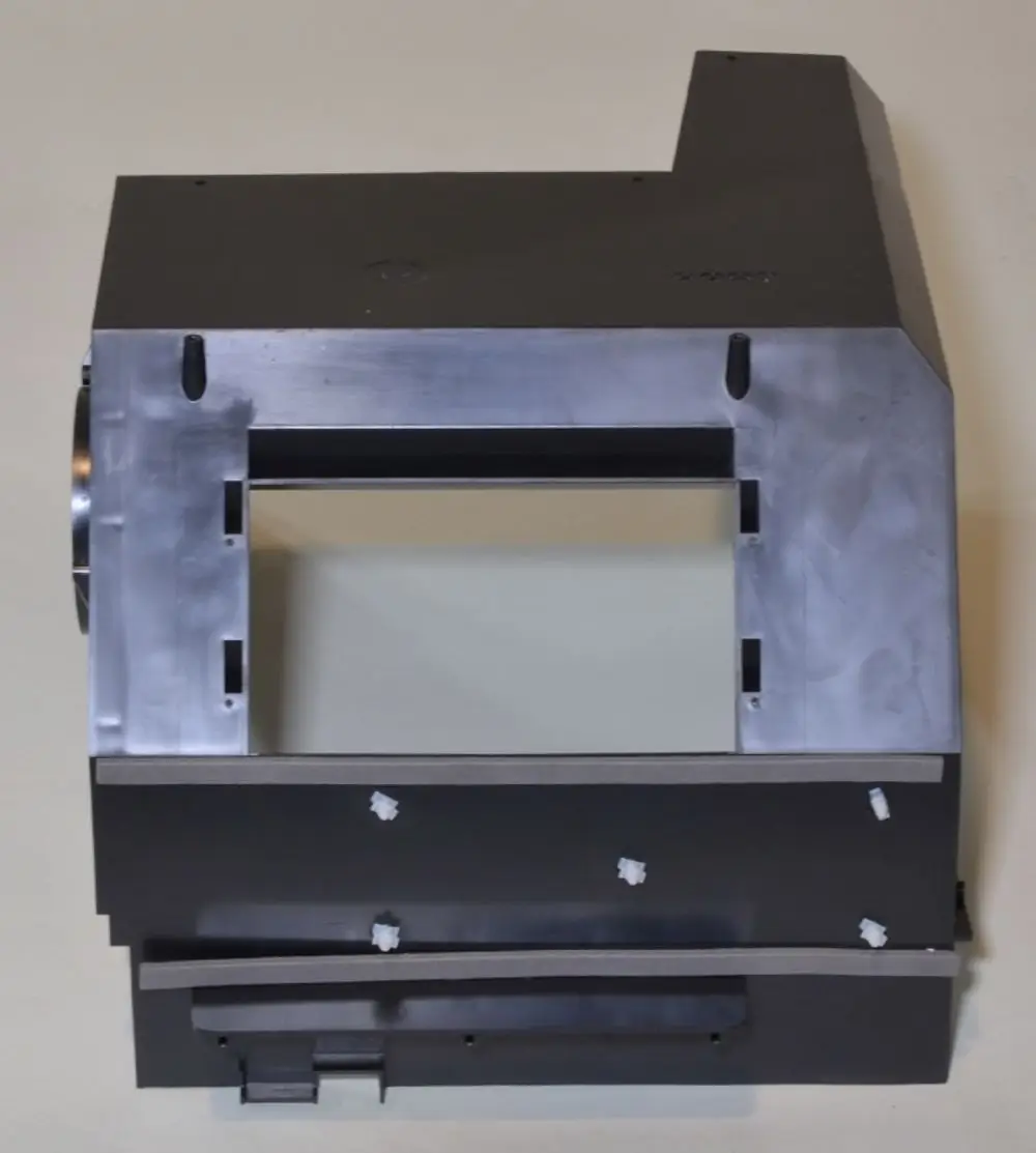 Schwarze Verkleidung für einen Ventilator, auf der Vorderseite mit einem rechteckigen Ausschnitt und mehreren Befestigungspunkten, Marke Remko.