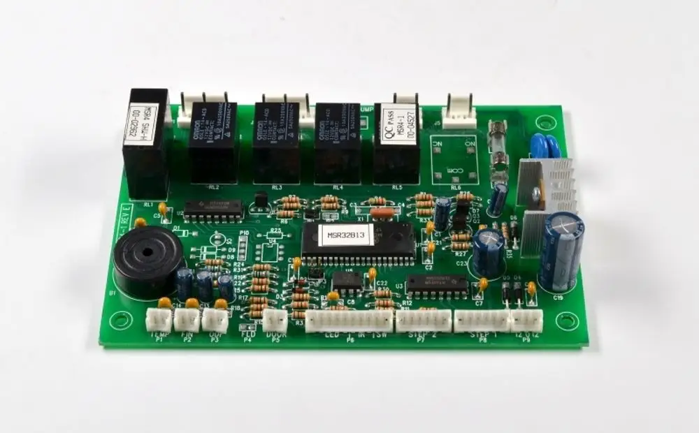 Steuerplatine von Remko mit mehreren Relaisschaltungen, integrierten Schaltungen und verschiedenen elektronischen Bauteilen auf grünem Leiterplattenmaterial.