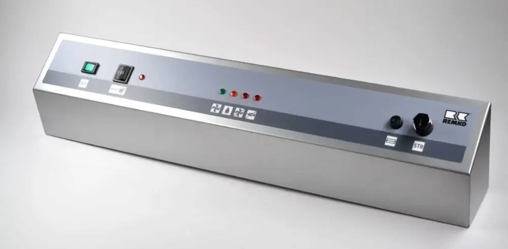 Kesselschaltfeld der Marke Remko mit verdeckten Bedienelementen und LED-Anzeigen zur Steuerung. Metallgehäuse in schlichten Farbtönen.