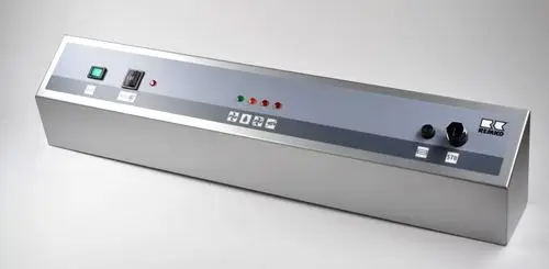 Kesselschaltfeld der Marke Remko mit verdeckten Bedienelementen und LED-Anzeigen zur Steuerung. Metallgehäuse in schlichten Farbtönen.