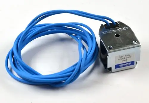 Umkehrventil mit blauer Anschlussleitung, hergestellt von Remko. Der Ventilkörper ist aus Metall mit einer Markenbezeichnung auf dem Etikett.