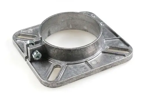 Schiebeflansch von Remko aus Metall, quadratischer Basisplatte mit rundem Durchlass und Befestigungsschraube, geeignet zur Verbindung von Rohren oder anderen Komponenten.