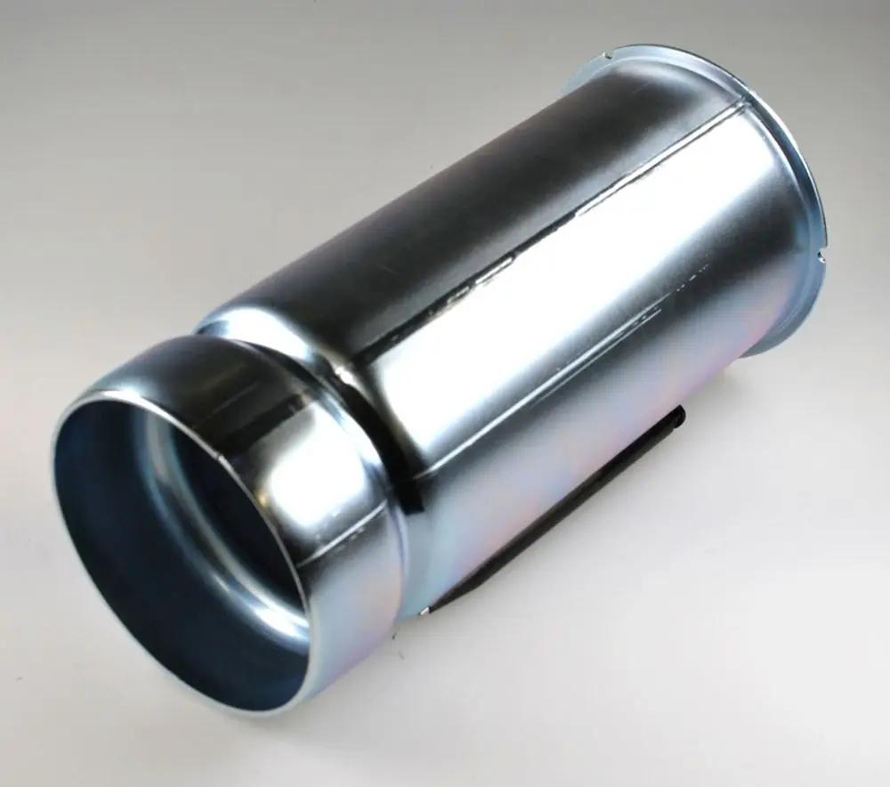 Flammrohr von Remko, zylindrische Metallkonstruktion in glänzendem Finish, mit zwei offenen Enden. Eignet sich für verschiedene Anwendungen in Heizsystemen.