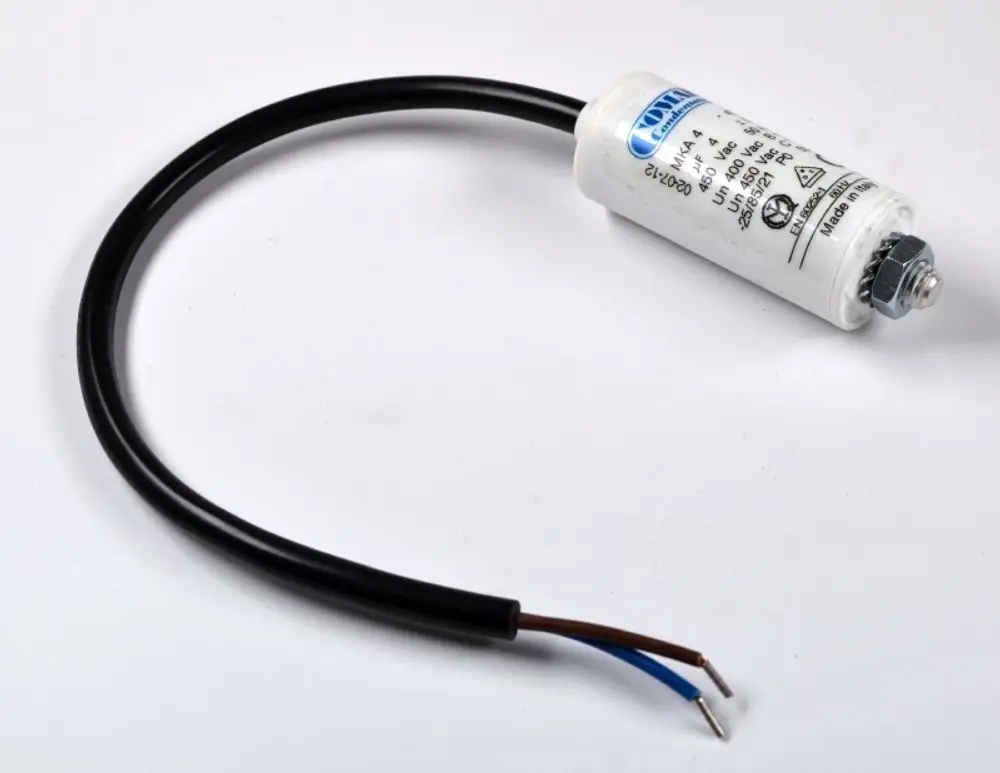 Remko Kondensator 4mF mit Kabel, Artikelnummer 1108515. Weißer zylindrischer Kondensator mit Kabel, Anschluss mit Muttern. Technische Daten aufgedruckt.