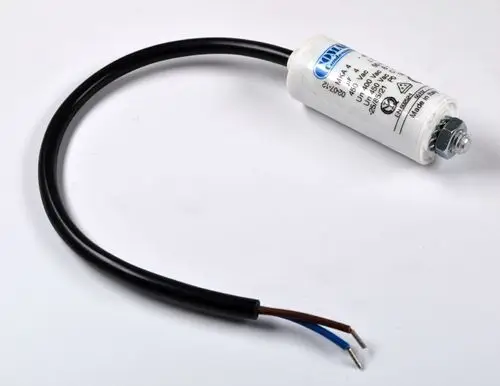 Remko Kondensator 4mF mit Kabel, Artikelnummer 1108515. Weißer zylindrischer Kondensator mit Kabel, Anschluss mit Muttern. Technische Daten aufgedruckt.