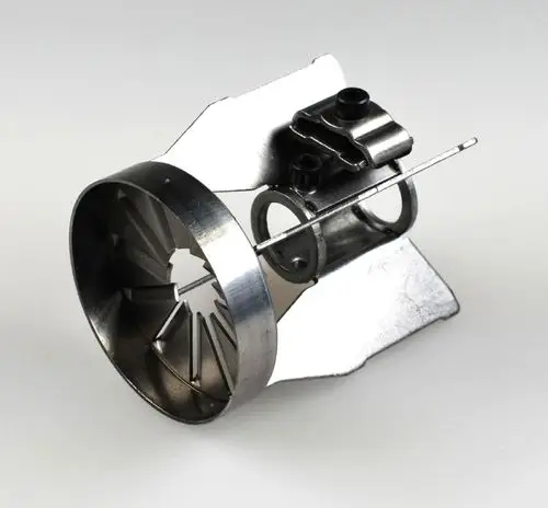 Metallisches Bauteil mit kreisförmiger Öffnung und innenliegenden Schaufeln, hergestellt von Remko, für Luftstromsteuerung in Heizungs- oder Klimaanlagen.