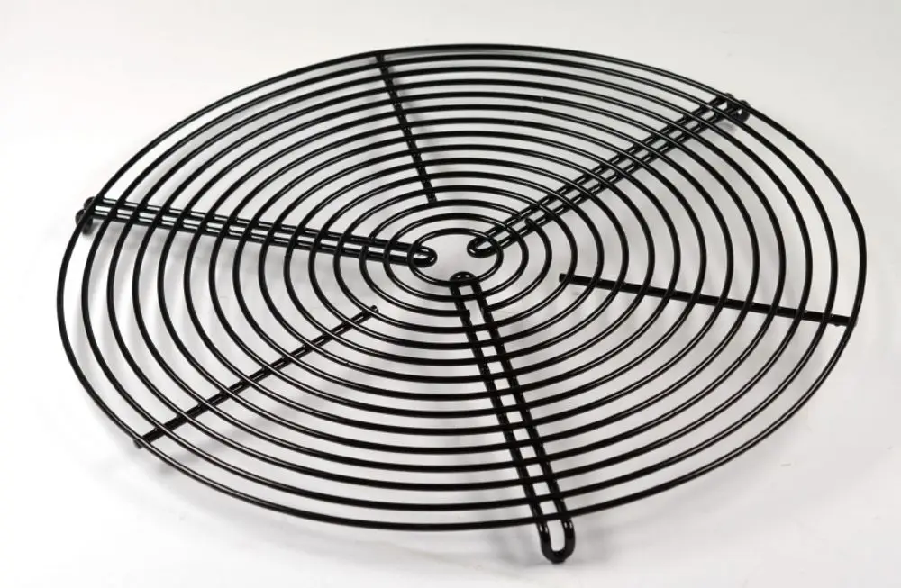 Schwarzes Metallgitter mit spiralförmigem Design, geeignet als Schutzgitter. Hersteller ist Remko.