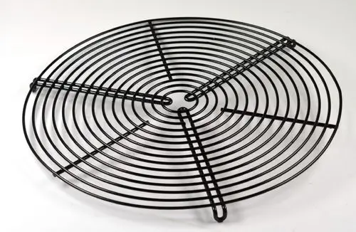 Schwarzes Metallgitter mit spiralförmigem Design, geeignet als Schutzgitter. Hersteller ist Remko.