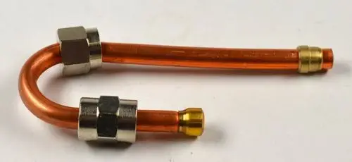 Kupferrohr mit zwei Verbindungselementen, wahrscheinlich für Gaszufuhr, gefertigt von Remko. Das Rohr hat eine gekrümmte Form und ist orangefarben.