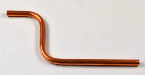 Kupferne Gaszuführung mit einer gebogenen Form, typischerweise verwendet in Heizsystemen, wie sie von Remko angeboten werden.