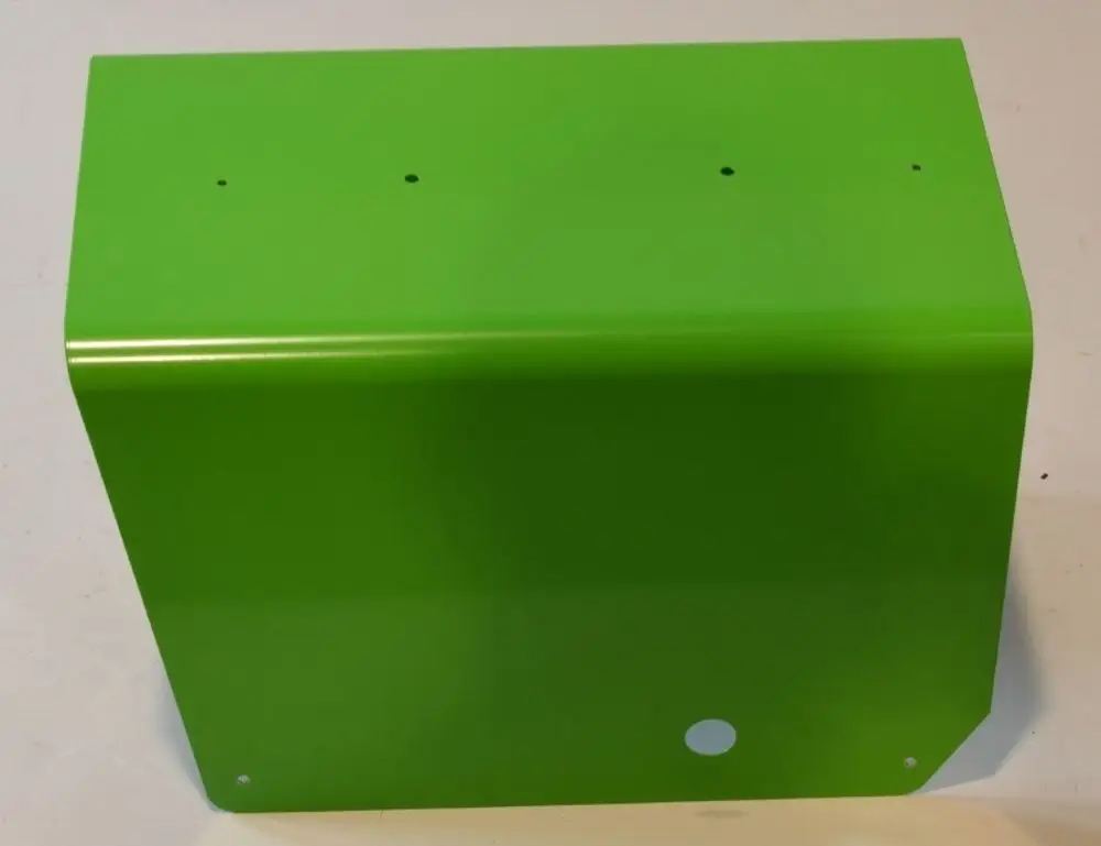 Grüner Metallmantel mit glatter Oberfläche und mehreren Bohrlöchern, wahrscheinlich für die Montage. Produkt von Remko.