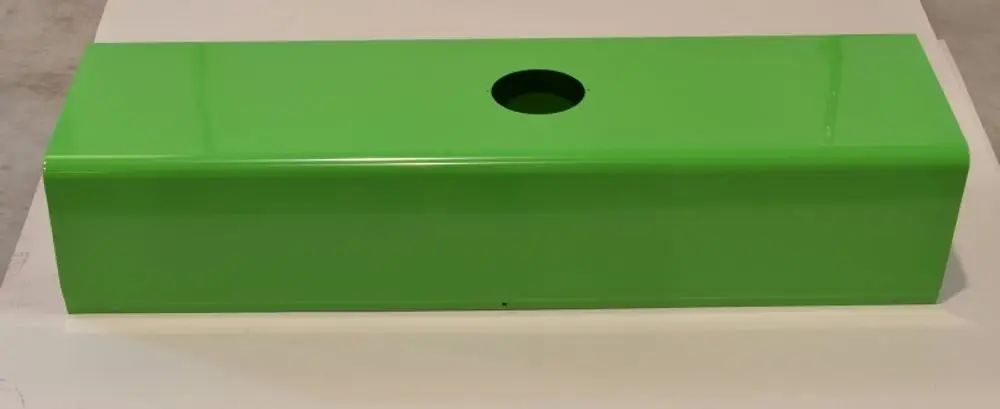 Grünes, flaches Metallgehäuse mit rundem Ausschnitt in der Mitte. Produkt von Remko zur Verwendung als Inspektionsdeckel, geeignet für technische Anwendungen.