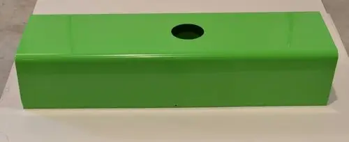Grünes, flaches Metallgehäuse mit rundem Ausschnitt in der Mitte. Produkt von Remko zur Verwendung als Inspektionsdeckel, geeignet für technische Anwendungen.
