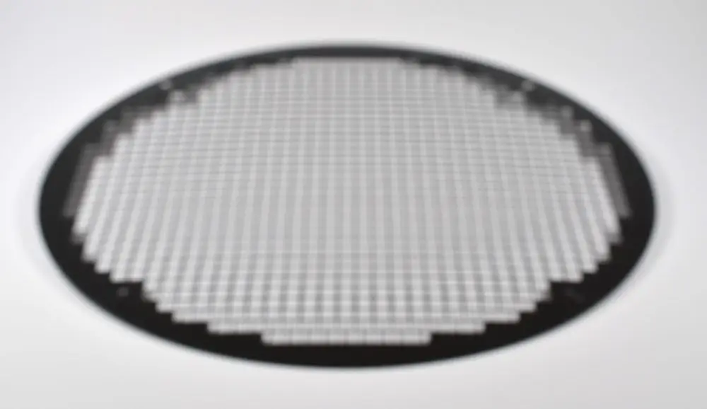 Rundes Ansaugschutzgitter mit feinem, maschenförmigem Muster auf einem hellen Hintergrund. Das Produkt stammt von der Marke Remko.