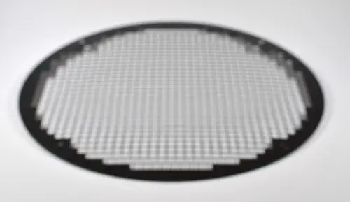 Rundes Ansaugschutzgitter mit feinem, maschenförmigem Muster auf einem hellen Hintergrund. Das Produkt stammt von der Marke Remko.