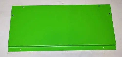 Grünes Metallblech mit Befestigungslöchern, hergestellt von Remko. Es hat eine glatte Oberfläche und ist rechteckig geformt.