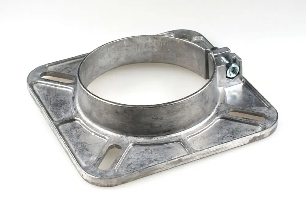 Schiebeflansch aus Metall mit einer runden Öffnung und mehreren Bohrungen zur Befestigung. Produkt von Remko zur Verwendung in Heizungs- oder Lüftungssystemen.