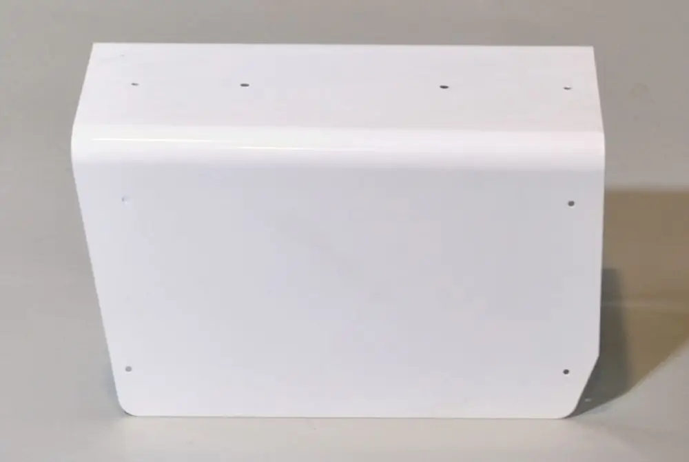 Weiße Metallabdeckung von Remko, rechteckige Form mit abgerundeten Ecken, bestehend aus einem stabilen Material mit mehreren Befestigungslöchern an der Seite.