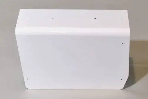 Weiße Metallabdeckung von Remko, rechteckige Form mit abgerundeten Ecken, bestehend aus einem stabilen Material mit mehreren Befestigungslöchern an der Seite.