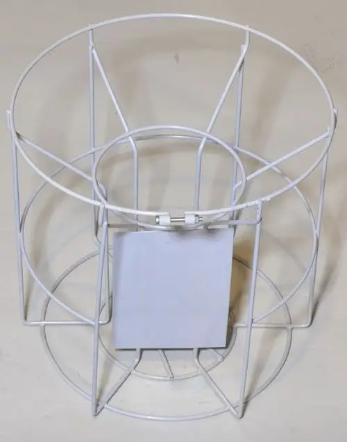 Weißer Schwimmerkorb mit Metallstruktur von Remko, bestehend aus einem größeren und einem kleineren zylindrischen Rahmen, auf einer neutralen Unterfläche.