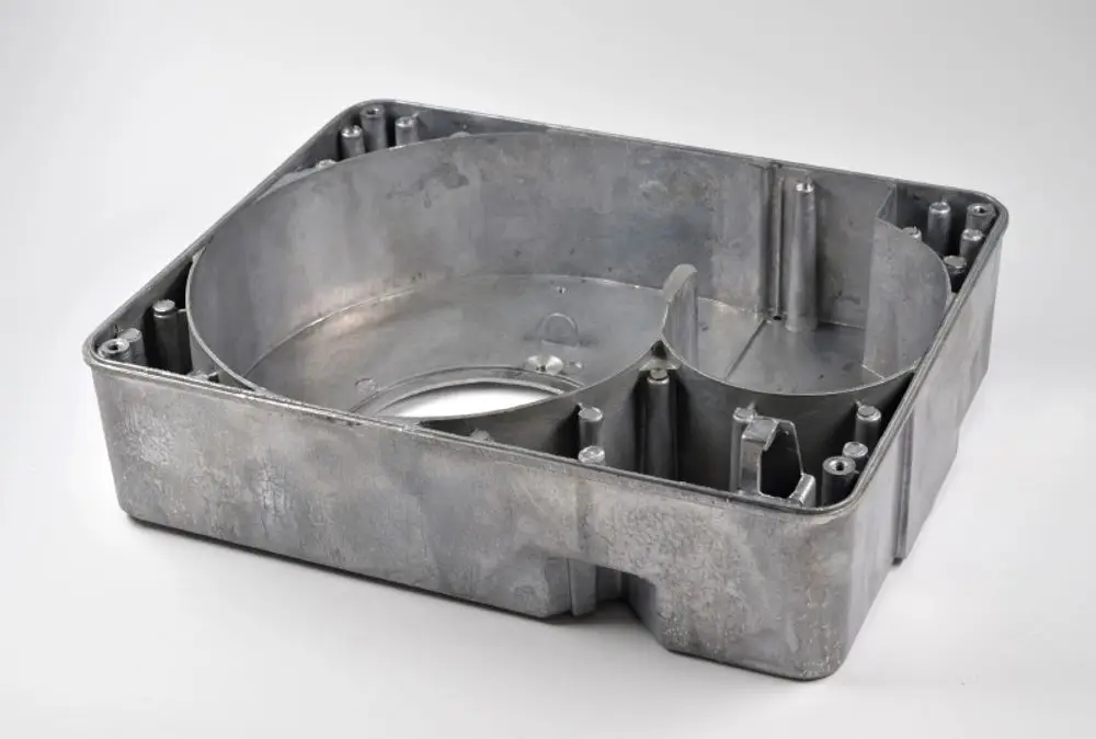 Metallisches Brennergehäuse von Remko, quadratische Form mit runden und vertikalen Elementen, ausgestattet mit Befestigungsmöglichkeiten.