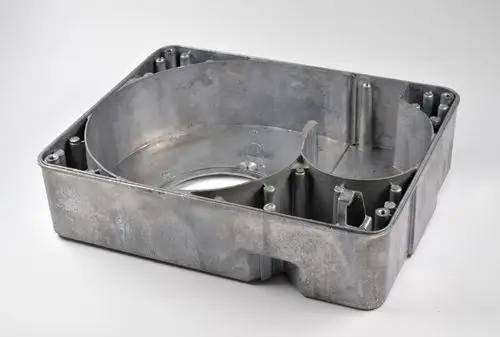 Metallisches Brennergehäuse von Remko, quadratische Form mit runden und vertikalen Elementen, ausgestattet mit Befestigungsmöglichkeiten.