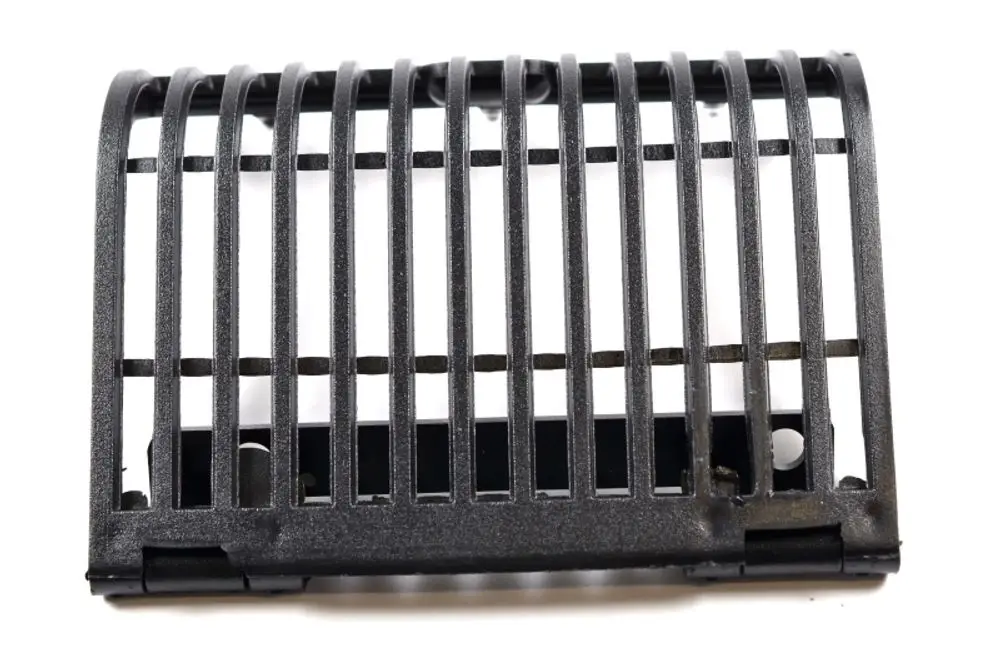 Schwarzes Abdeckgitter mit parallel verlaufenden Streben, geeignet für den Einsatz bei Filtern. Produkt von Remko.