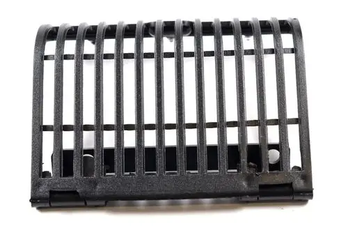 Schwarzes Abdeckgitter mit parallel verlaufenden Streben, geeignet für den Einsatz bei Filtern. Produkt von Remko.