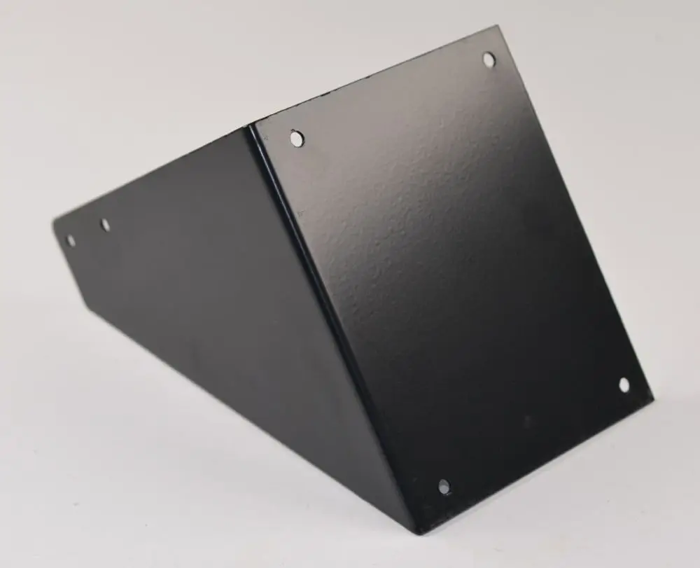 Schwarzer Haltewinkel aus Metall mit mehreren Befestigungslöchern, geeignet für Ölfilter-Anwendungen, hergestellt von Remko.