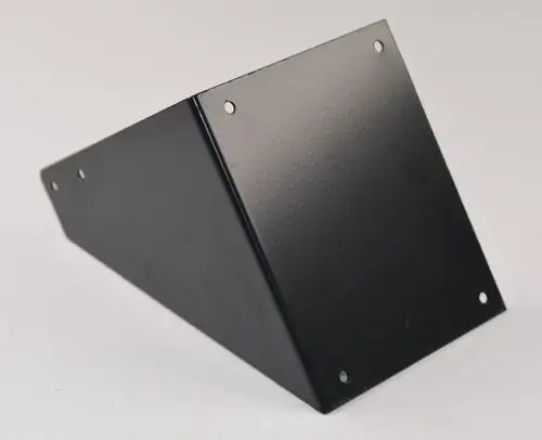 Schwarzer Haltewinkel aus Metall mit mehreren Befestigungslöchern, geeignet für Ölfilter-Anwendungen, hergestellt von Remko.