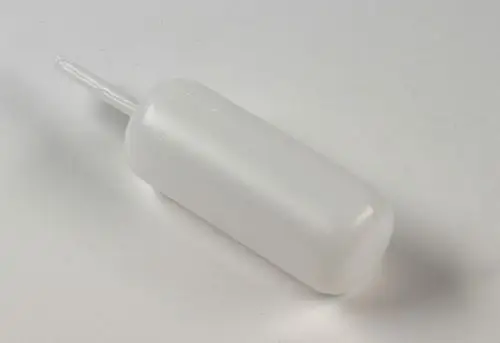 Rahmenloses, transparentes Kunststoffteil mit schmalem Auslass. Gehört zur Remko Pumpe für das Ein- und Ausschalten eines Schwimmers.