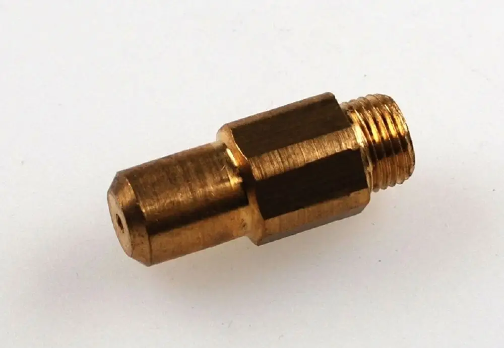 Bronzene Komponente mit einem Gewinde an einem Ende und einer Öffnung an der anderen Seite, möglicherweise eine Düse für Propangas-Anwendungen, hergestellt von Remko.