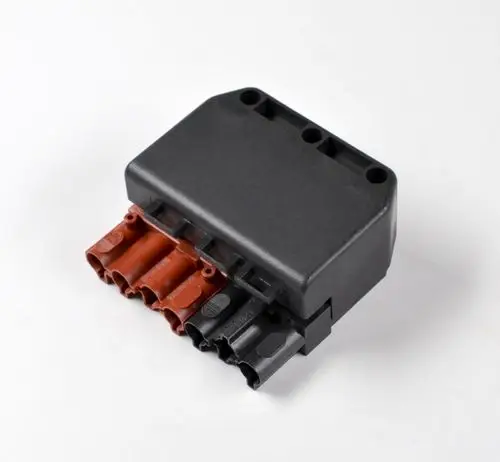 Steckbuchse mit mehreren Anschlüssen in schwarzer und roter Farbe, hergestellt von Remko, geeignet für elektrische Verbindungen.