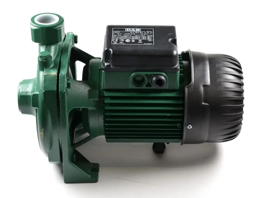 Grüne Umwälzpumpe mit elektrischem Motor, hergestellt von Remko, zeigt Anschlussmöglichkeiten und eine robuste Bauweise.