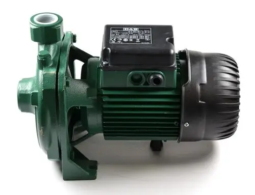 Grüne Umwälzpumpe mit elektrischem Motor, hergestellt von Remko, zeigt Anschlussmöglichkeiten und eine robuste Bauweise.