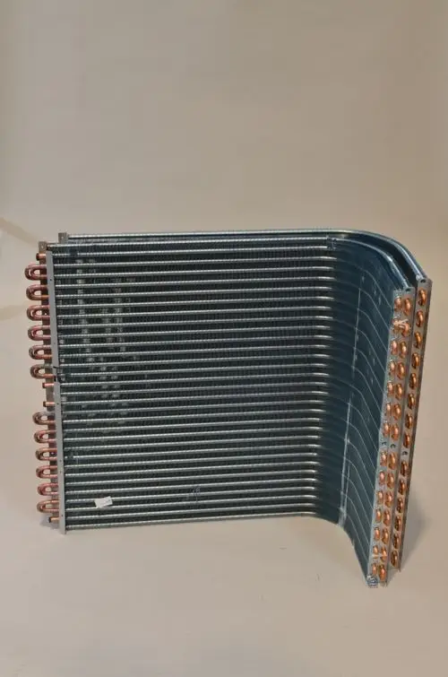 Lamellenverflüssiger von Remko mit mehreren Kühlschlangen und Kupferanschlüssen, in gebogener Form, auf hellem Hintergrund abgebildet.