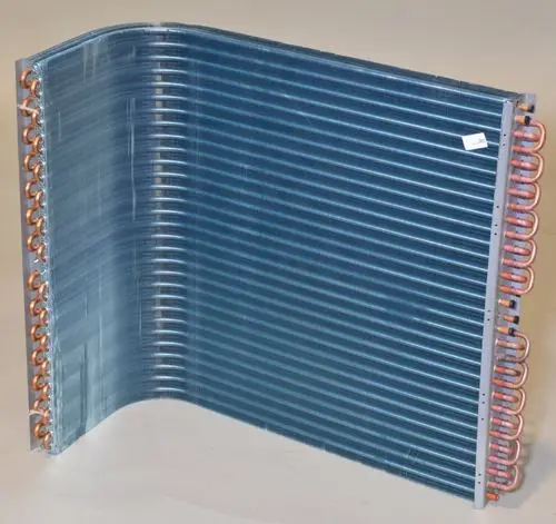 Lamellenverflüssiger mit Kupferrohren und blauer Verkleidung, gefertigt von Remko, zur Kühlung oder Wärmerückgewinnung in HVAC-Anwendungen.