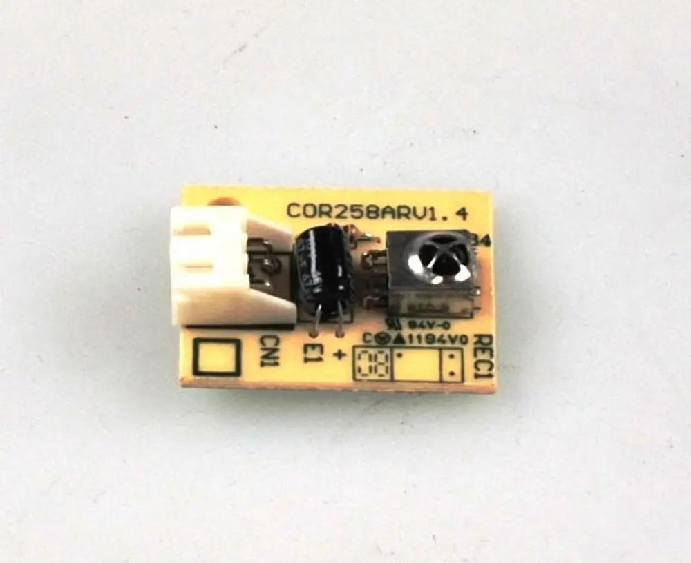 Friedlich gelbe Platine mit mehreren elektronischen Komponenten, einschließlich einer Diode und einem Anschluss, hergestellt von Remko.