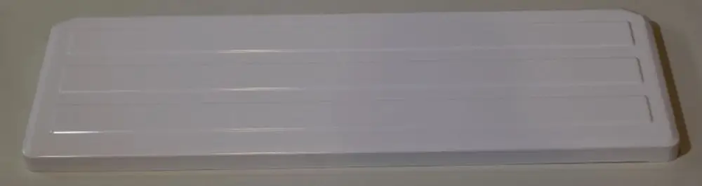Weißes, flaches Deckblech von Remko mit mehreren horizontalen Rillen. Das Produkt hat eine einfache, rechteckige Form ohne zusätzliche Verzierungen.