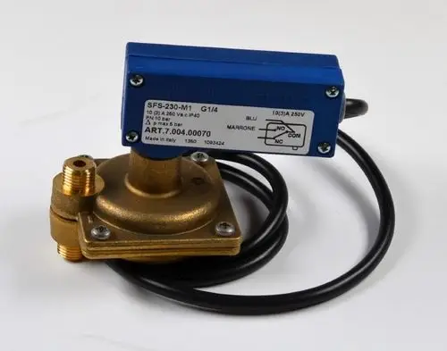 Differenzdruckwächter mit blauem Gehäuse und Kabel, montiert auf einem goldfarbenen Gehäuse. Produkt von Remko, konzipiert für den Einsatz in Heizungsanlagen.