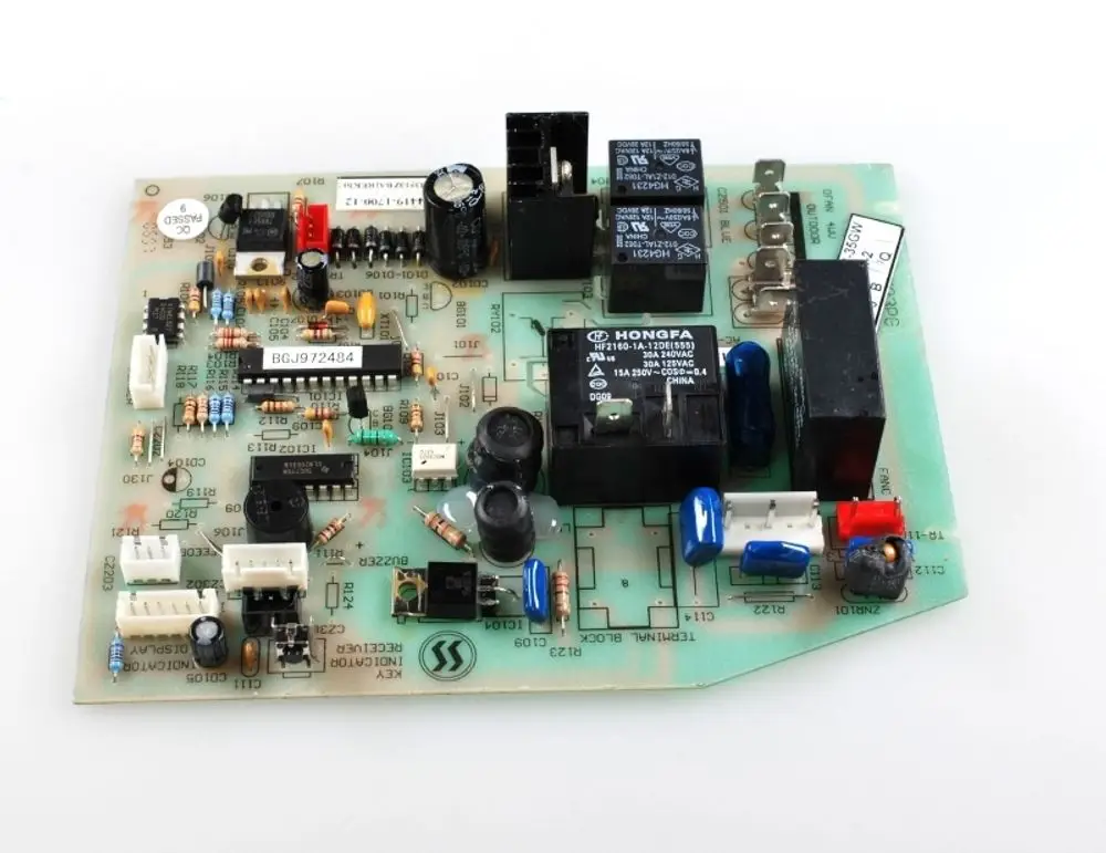 Steuerplatine von Remko mit verschiedenen elektrischen Komponenten, darunter Relais, Widerstände und Kondensatoren, auf einer grün gefärbten Leiterplatte.