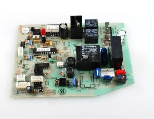 Steuerplatine von Remko mit verschiedenen elektrischen Komponenten, darunter Relais, Widerstände und Kondensatoren, auf einer grün gefärbten Leiterplatte.