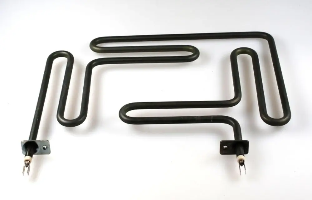 Heizwiderstand von Remko, bestehend aus mehreren gebogenen Metalldrähten mit Anschlussklemmen an beiden Enden, auf einer weißen Fläche angeordnet.