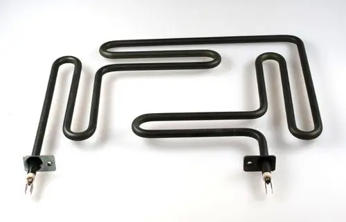 Heizwiderstand von Remko, bestehend aus mehreren gebogenen Metalldrähten mit Anschlussklemmen an beiden Enden, auf einer weißen Fläche angeordnet.