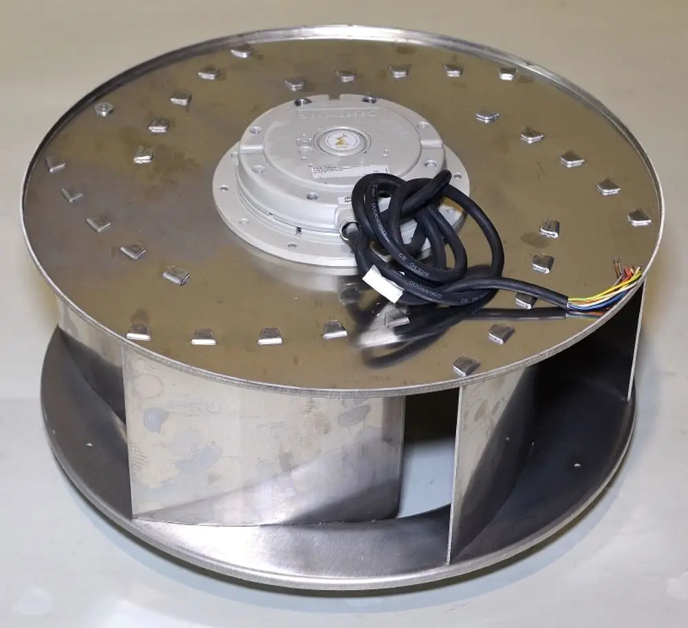 Radialventilator von Remko mit einem runden, metallischen Gehäuse und einer zentralen Motoranordnung. Kabel sind an der Oberseite sichtbar.