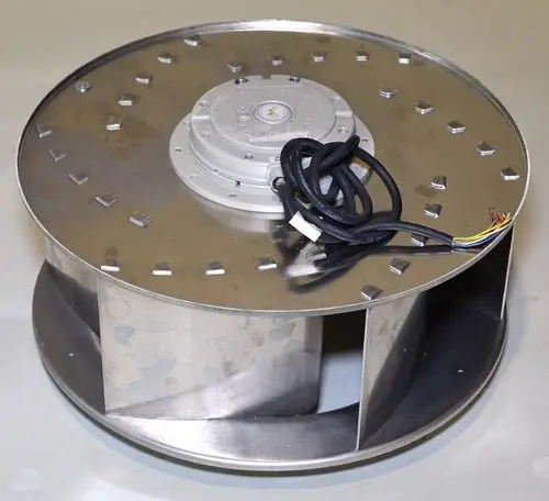 Radialventilator von Remko mit einem runden, metallischen Gehäuse und einer zentralen Motoranordnung. Kabel sind an der Oberseite sichtbar.