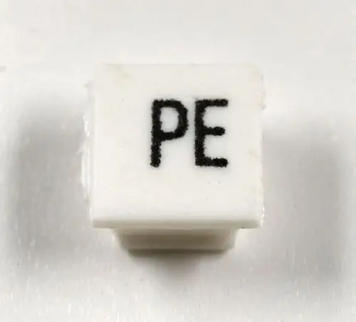 Weiße Klemmenmarkierung mit schwarzen Buchstaben "PE", hergestellt von Remko, auf einer glatten, hellen Oberfläche.